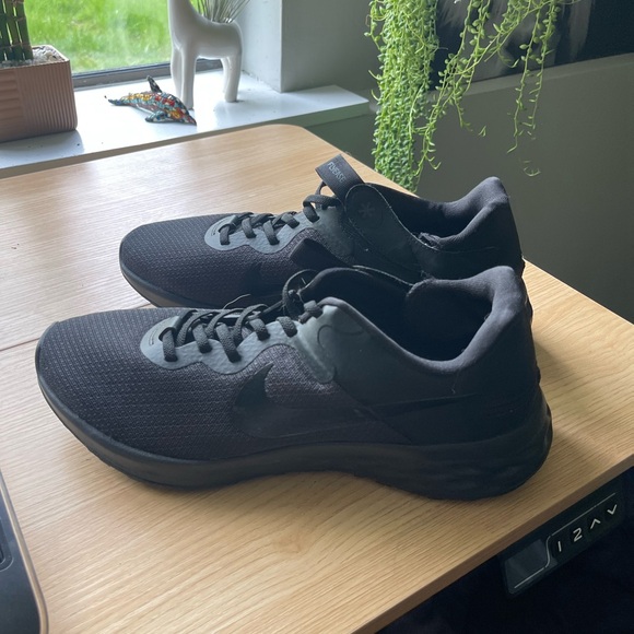 Mens Size 11 Nike Black Sneakers - Picture 2 of 5